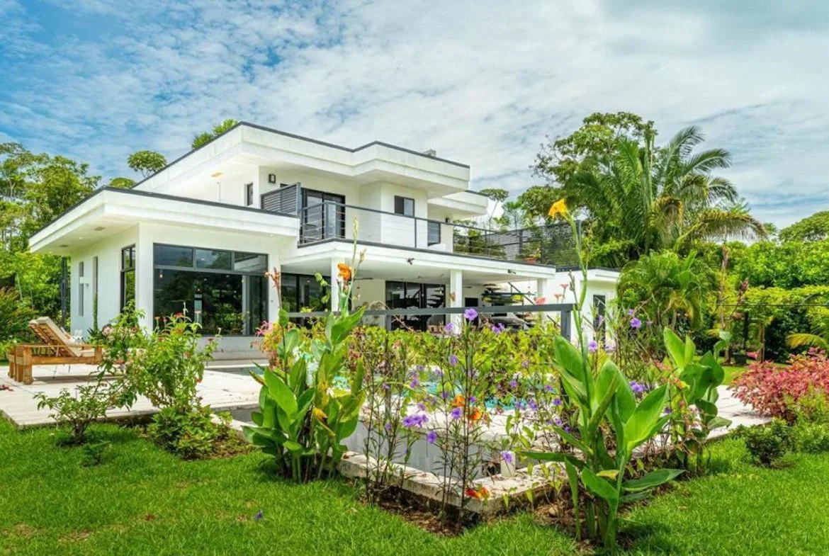 JUNGLE VIEW 3 BEDROOM HOME – 0.86 ACRES, photo 4