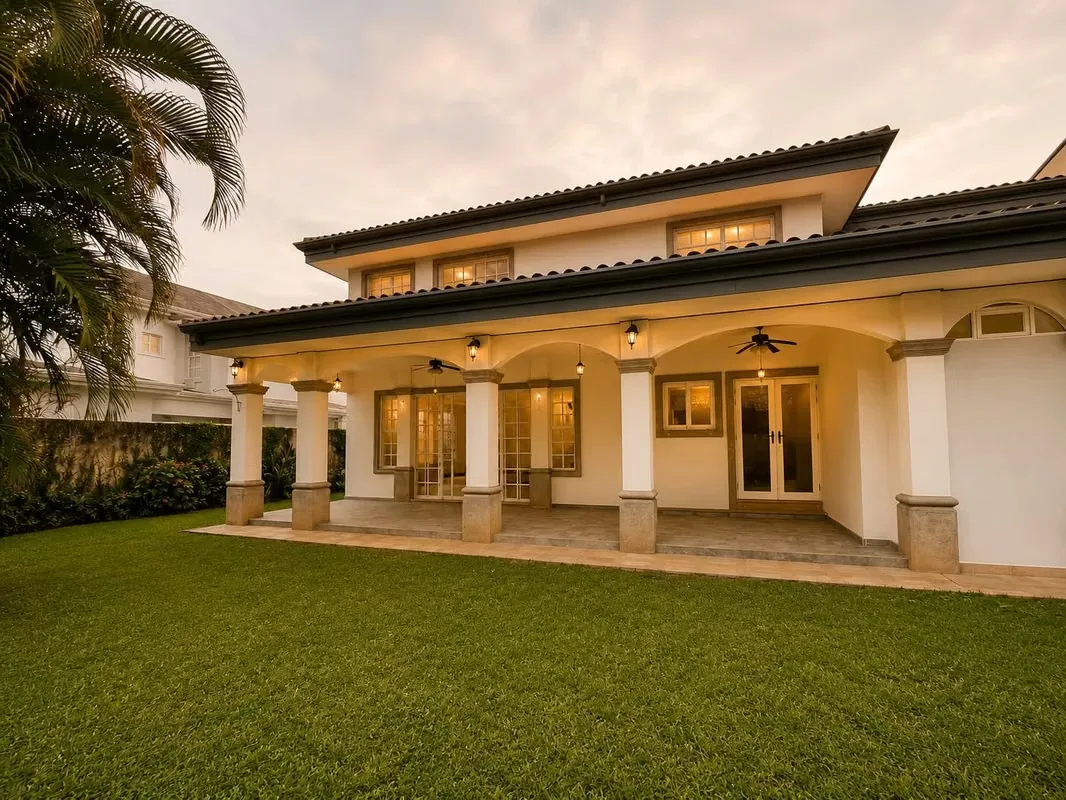 Esta hermosa residencia destaca por su atractivo diseño arquitectónico, amplios ..., photo 2