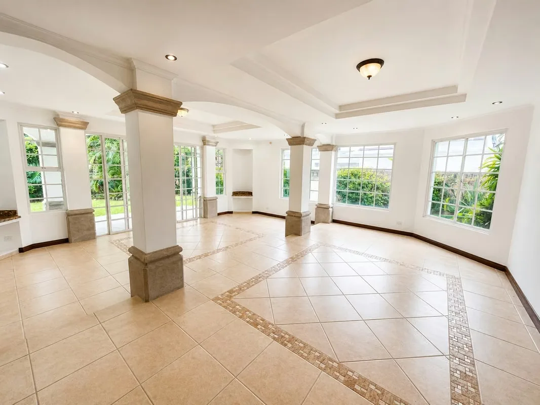 Esta hermosa residencia destaca por su atractivo diseño arquitectónico, amplios ..., photo 3
