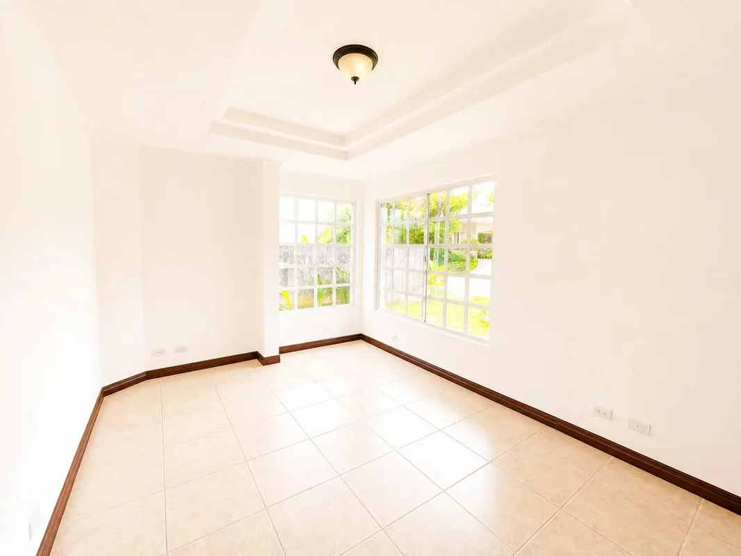 Esta hermosa residencia destaca por su atractivo diseño arquitectónico, amplios ..., photo 5