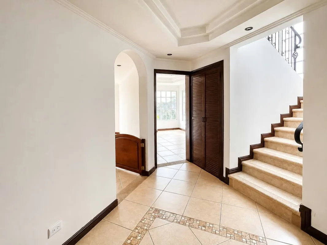 Esta hermosa residencia destaca por su atractivo diseño arquitectónico, amplios ..., photo 6