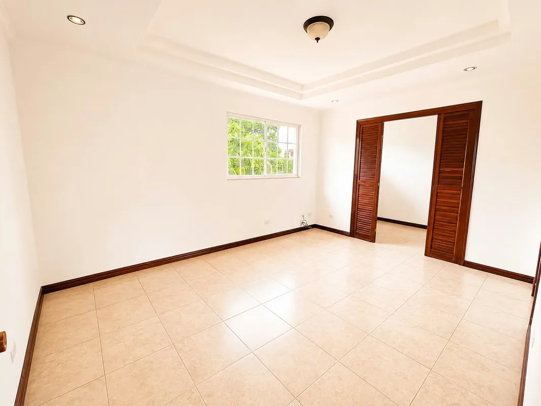 Esta hermosa residencia destaca por su atractivo diseño arquitectónico, amplios ..., photo 8