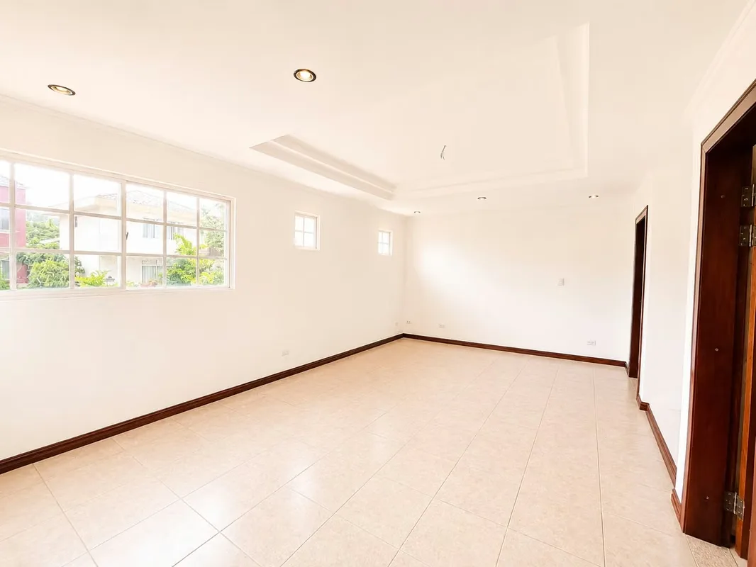 Esta hermosa residencia destaca por su atractivo diseño arquitectónico, amplios ..., photo 9