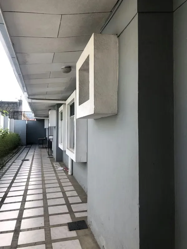 It has 2 spacious bedrooms with wardrobes, 1 bathroom, kitchen integrated with the American style dining room, laundry area. Located close to university, many amenities, supermarkets, ..., photo 3