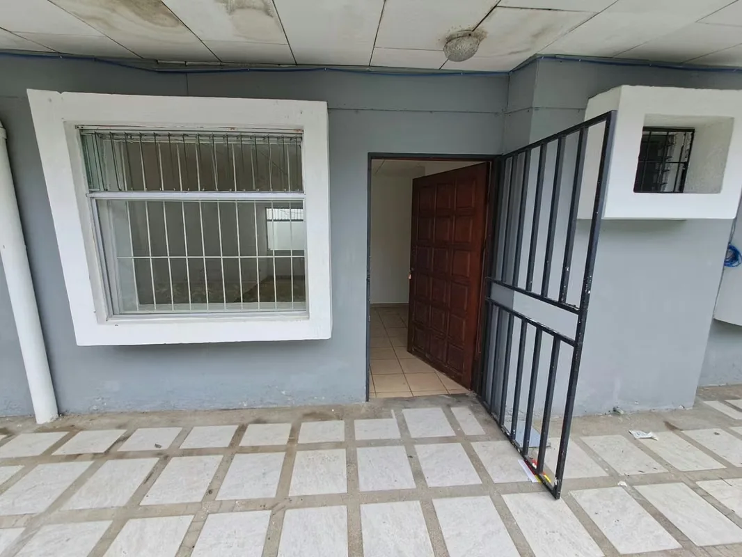 It has 2 spacious bedrooms with wardrobes, 1 bathroom, kitchen integrated with the American style dining room, laundry area. Located close to university, many amenities, supermarkets, ..., photo 4