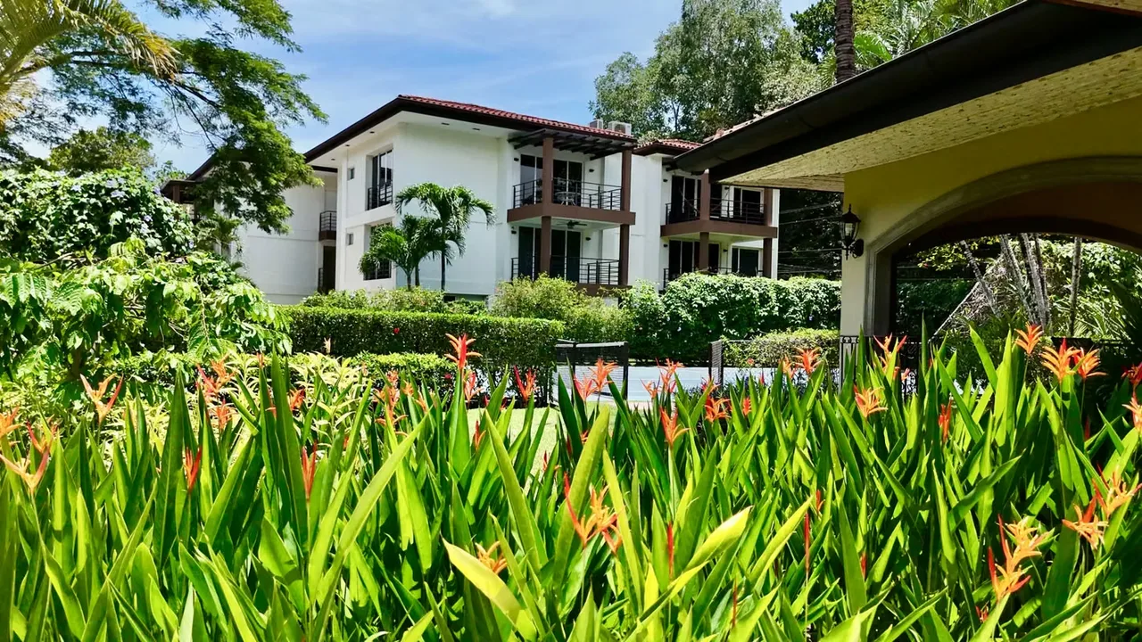 Experimente la vida costera en su máxima expresión en este exquisito apartamento de 2 habitaciones y 2 baños en Herradura, Puntarenas.