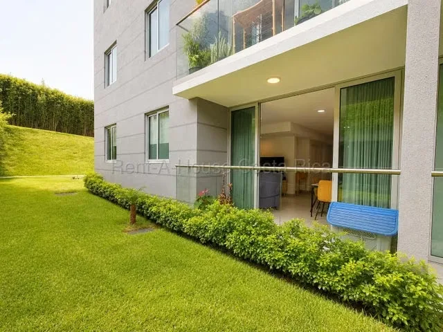 En uno de los condominios mas exclusivos y completos de Heredia, en San Pablo, lo espera un apartamento moderno, amplio y acogedor que combina confort, estilo y seguridad.