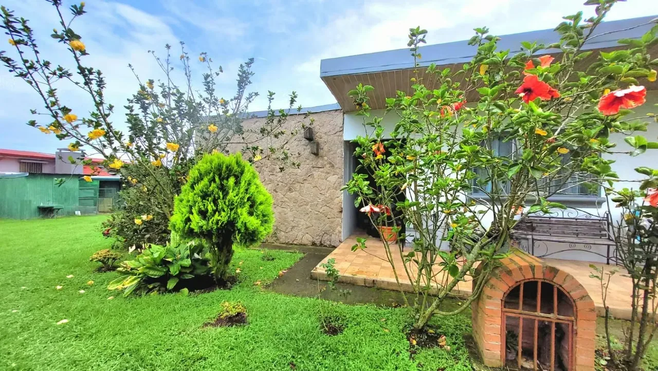Spacious property with a large lot and solid construction in the center of Coronado