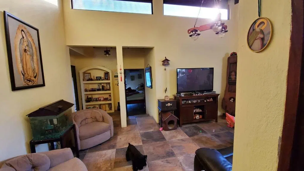 Nature-Enveloped Elegance: 3BR Home with Views in Ciudad Colon, Only 6 Blocks from the Center, photo 3