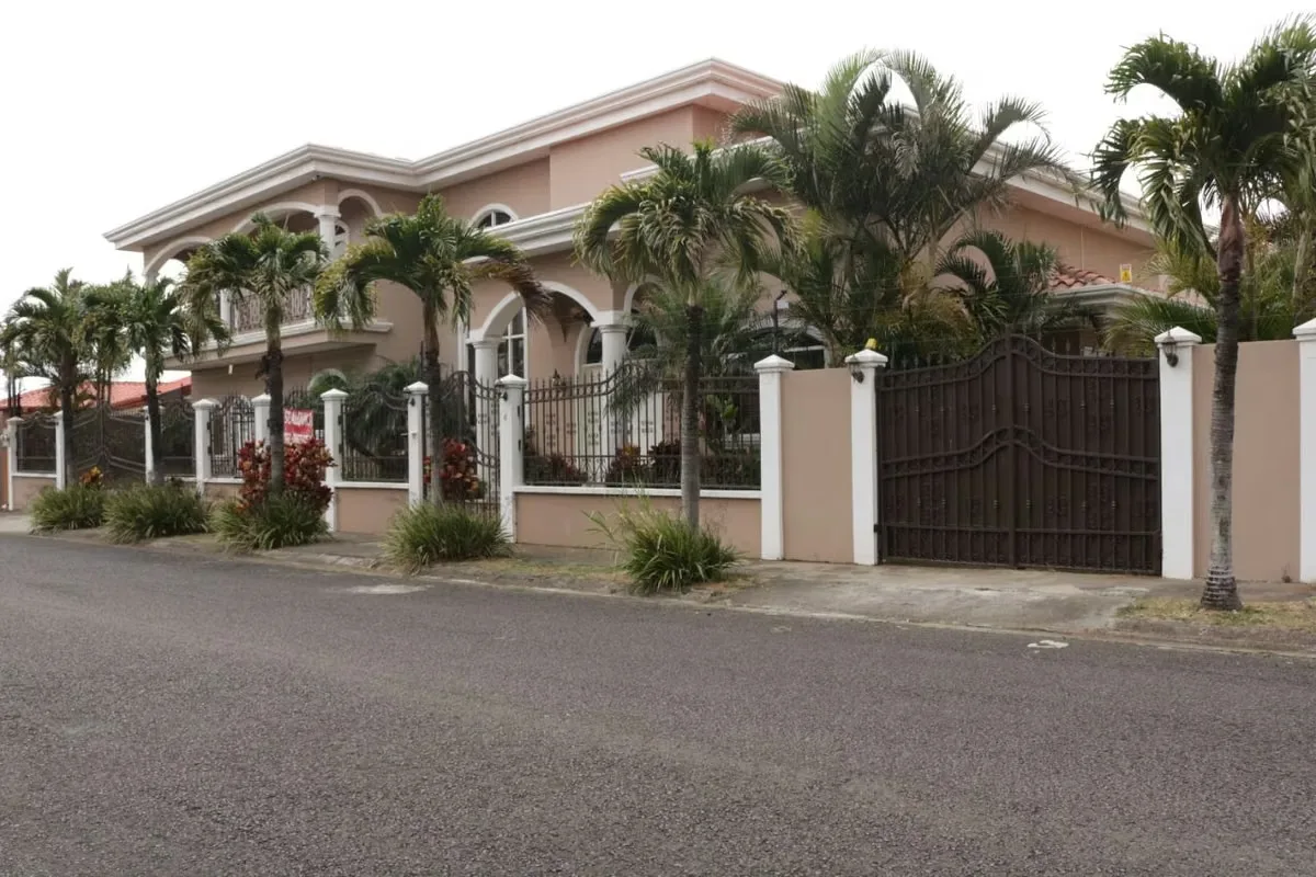 Imponente residencia de 2 niveles y 650 m² de construcción, ...