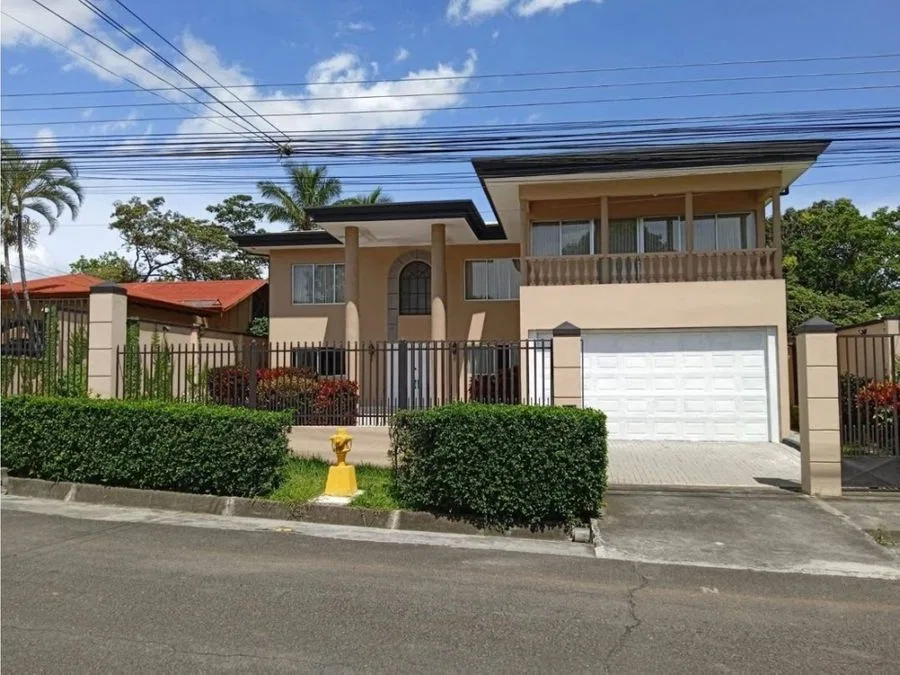 [Alquiler] Residencia de lujo en Ciudad Colón – Piscina