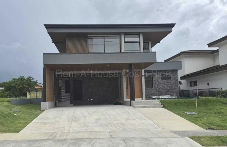 RAH 26-1868 CASA DE LUJO | 361 m² | HACIENDA LOS REYES, LA GUÁCIMA 3 dormitorios + oficina | Lote 612,5 m² | 99% terminada Una residencia contemporánea, sofisticada y prácticamente ...