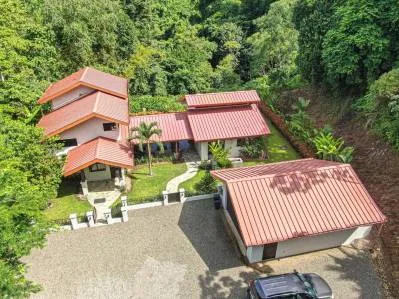 Casa de lujo con vista a la cascada y casa de huéspedes cerca de Dominical