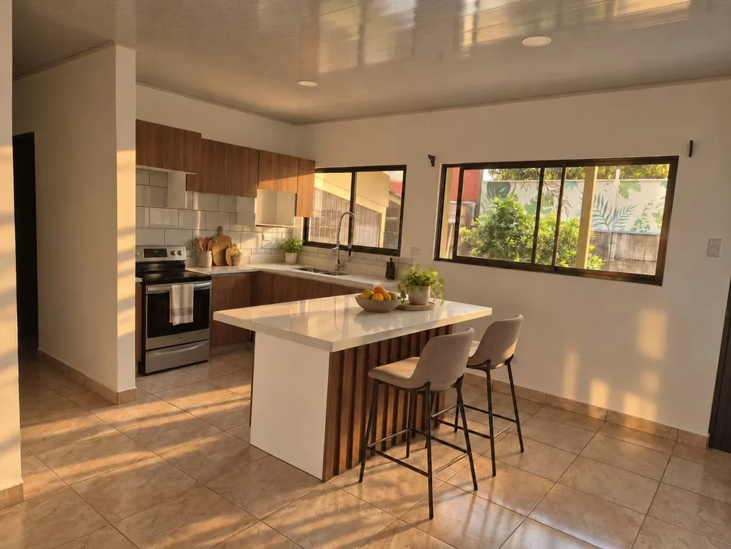 Amplio apartamento de 2 habitaciones en Ciudad Colón con aire acondicionado y fácil acceso por 300.000
