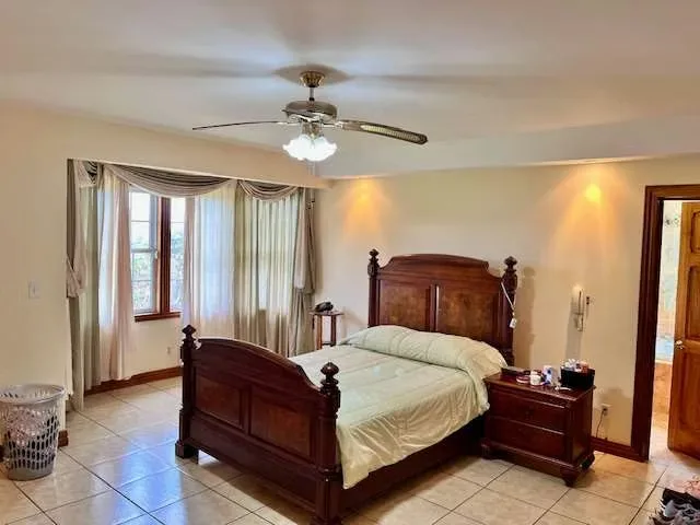 "Discover a truly exceptional single-level estate in the heart of San Rafael de Heredia. This magnificent property boasts an expansive 8,820 sq m (2.18 acre) lot, a veritable oasis ...