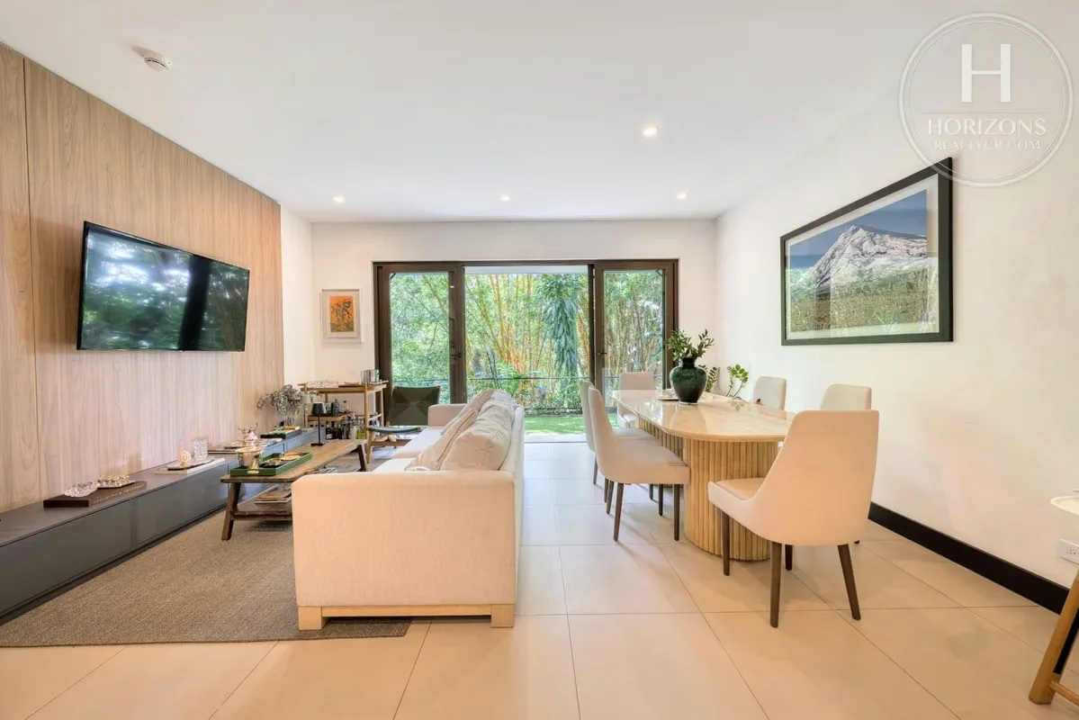 Apartamento de una planta en primer nivel – 130 m² de construcción – 2 habitaciones – 2.5 baños – Walk-in closet – Terraza y jardín privado ...