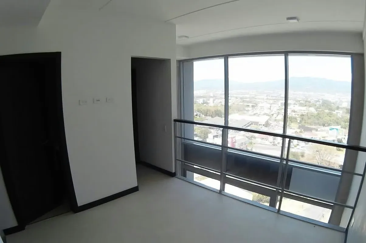 Este moderno apartamento de 2 pisos cuenta con una hermosa vista hacia las montañas de Heredia, está estratégicamente ubicado para que otros edificios o construcciones no tapen el ...