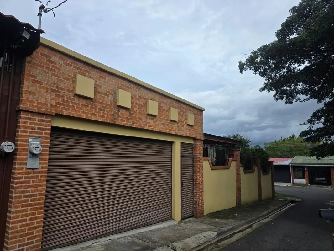 Esta Hermosa Casa puede ser suya. Con una excelente ubicación en Heredia Centro. Ubicada en Residencial El Río.