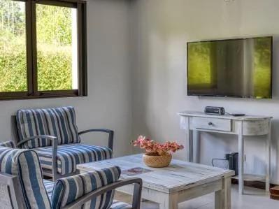 CASA MODERNA DE 3 DORMITORIOS CON PISCINA A POCA DISTANCIA DE TODO EN UVITA, photo 4