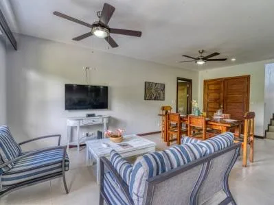 CASA MODERNA DE 3 DORMITORIOS CON PISCINA A POCA DISTANCIA DE TODO EN UVITA, photo 6