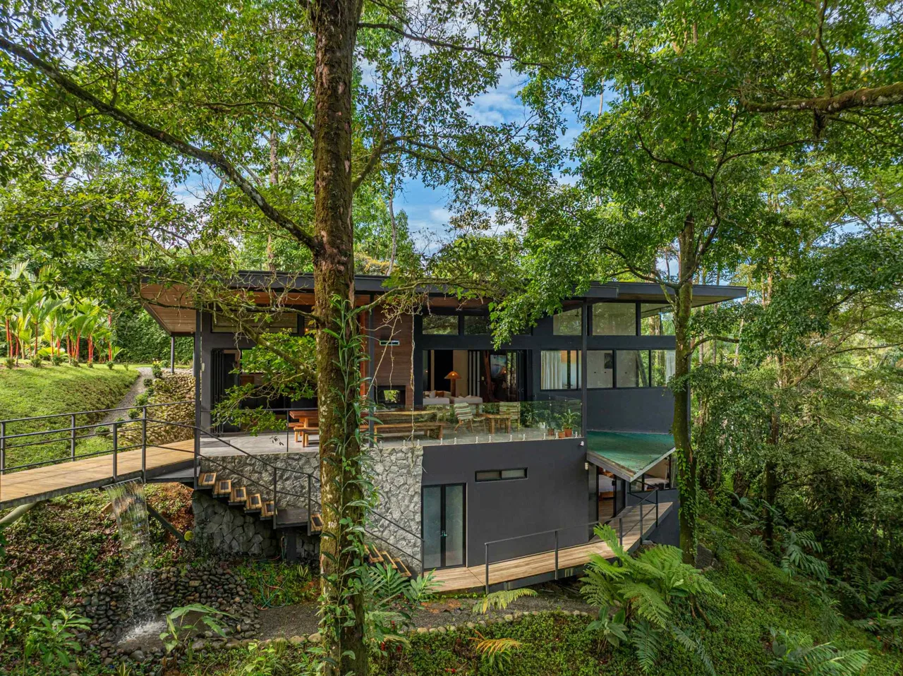 Spectacular 5-Bedroom Mountain Retreat with Jacuzzi & Jungle Views in Tinamastes Costa Rica