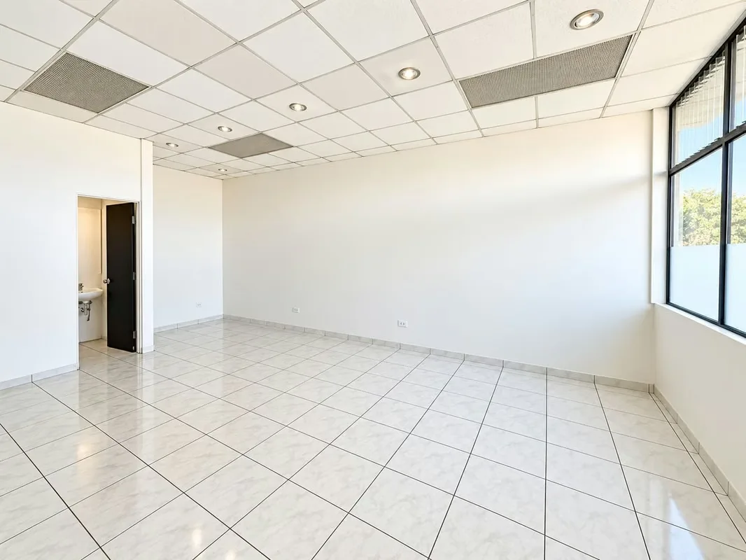 Description: Main living or dining room, an internal bathroom and an external bathroom. Price c. 350,000 ..., photo 2