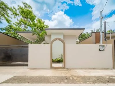 Vivienda moderna a estrenar con piscina privada y gran potencial de inversión.