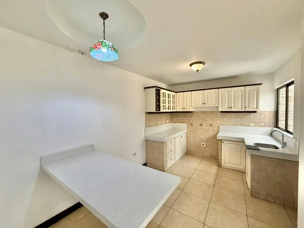 Propiedad con 2 Apartamentos Independientes en Trejos Montealegre, San Rafael, Escazú