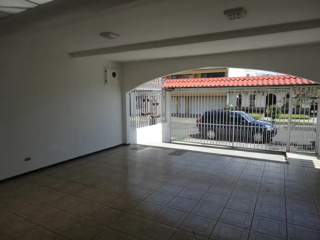 Located in Rohrmoser near access routes, parks, commercial centers,