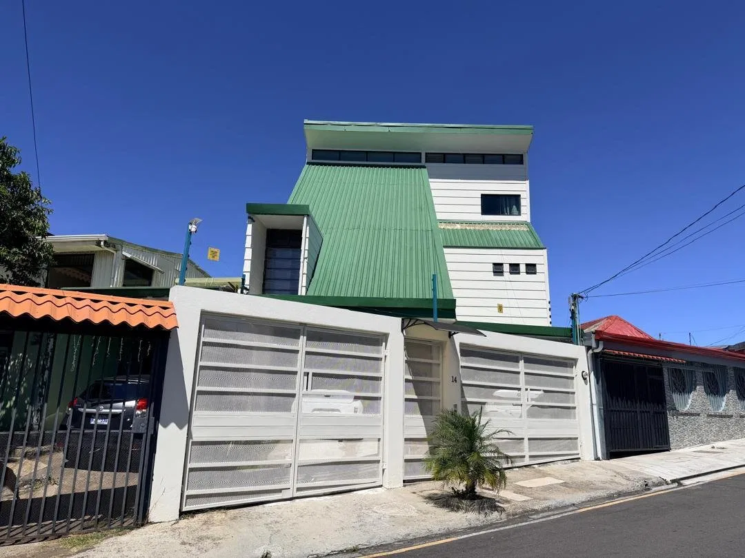 Casa amplia de múltiples niveles con 5 habitaciones y gran potencial 26-1440 GS - Venta en Tibás