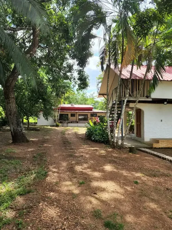 La Casa de la Rana & La Ranita is a charming property located in the heart of Playa Tambor, Puntarenas, in a strategic area with high tourism potential.