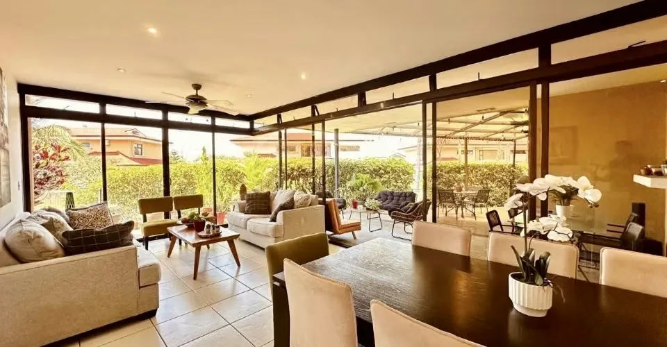 Esta hermosa casa se encuentra en un exclusivo Condominio, muy tranquilo rodeado de naturaleza, con pocas unidades. Ubicación conveniente cerca de centros comerciales, supermercados y ...