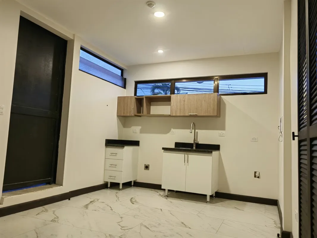 Office for rent in San Pedro | 53 m² | 1 parking space and security | F 278