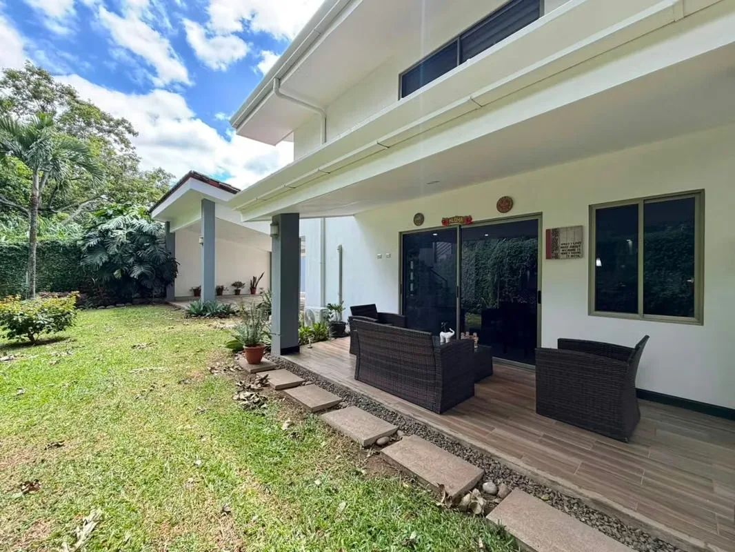 Modern house with furniture for rent in Santa Ana