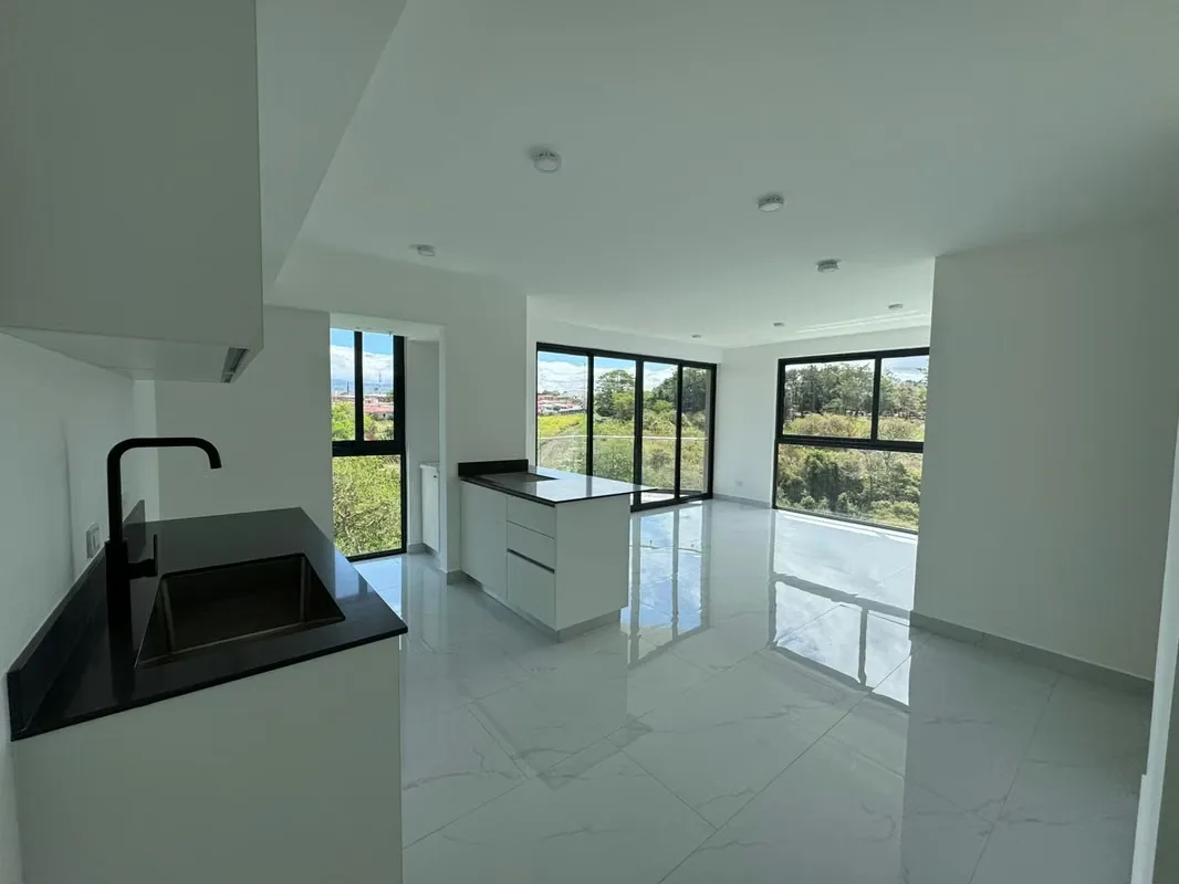 Soho Paradisus alberga este apartamento de 84 metros cuadrados, diseñado en una sola planta con acabados contemporáneos.