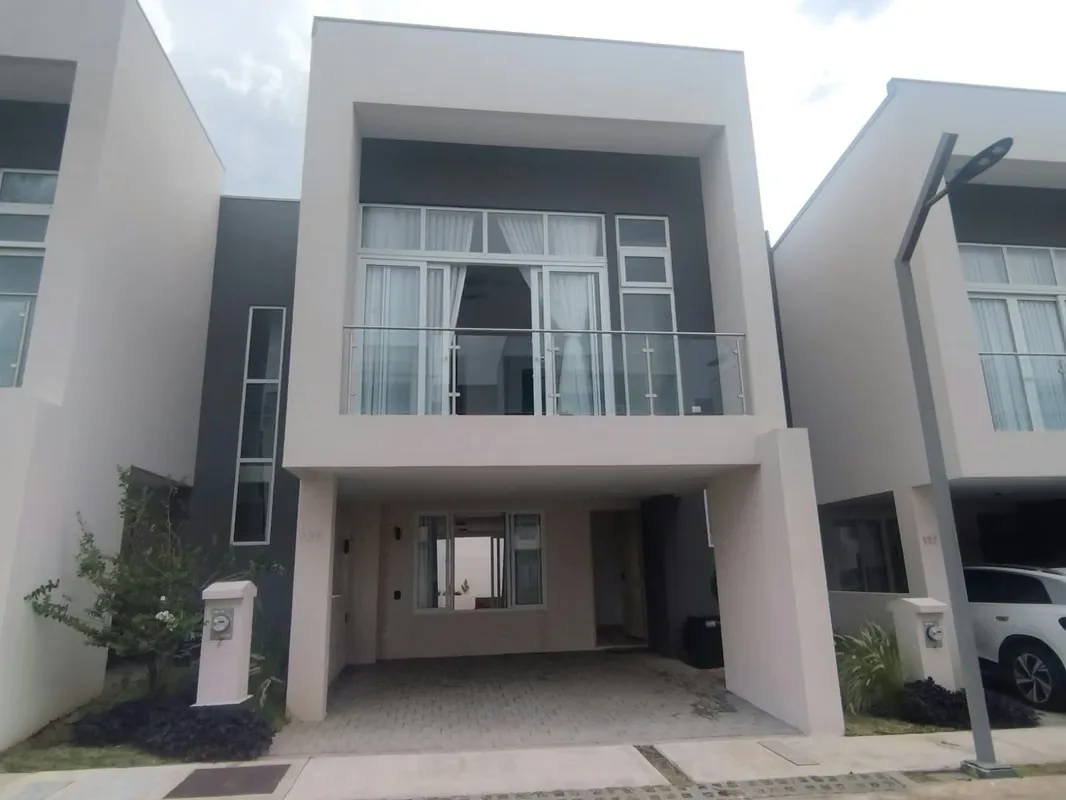 Casa en Alquiler, casi nueva en el espectacular condominio Guachipelín 310. Casa con Adiciones como Terraza con Clósets a al Medida y Bello Enchape. Inlcuye Lavandería Oculta, ...