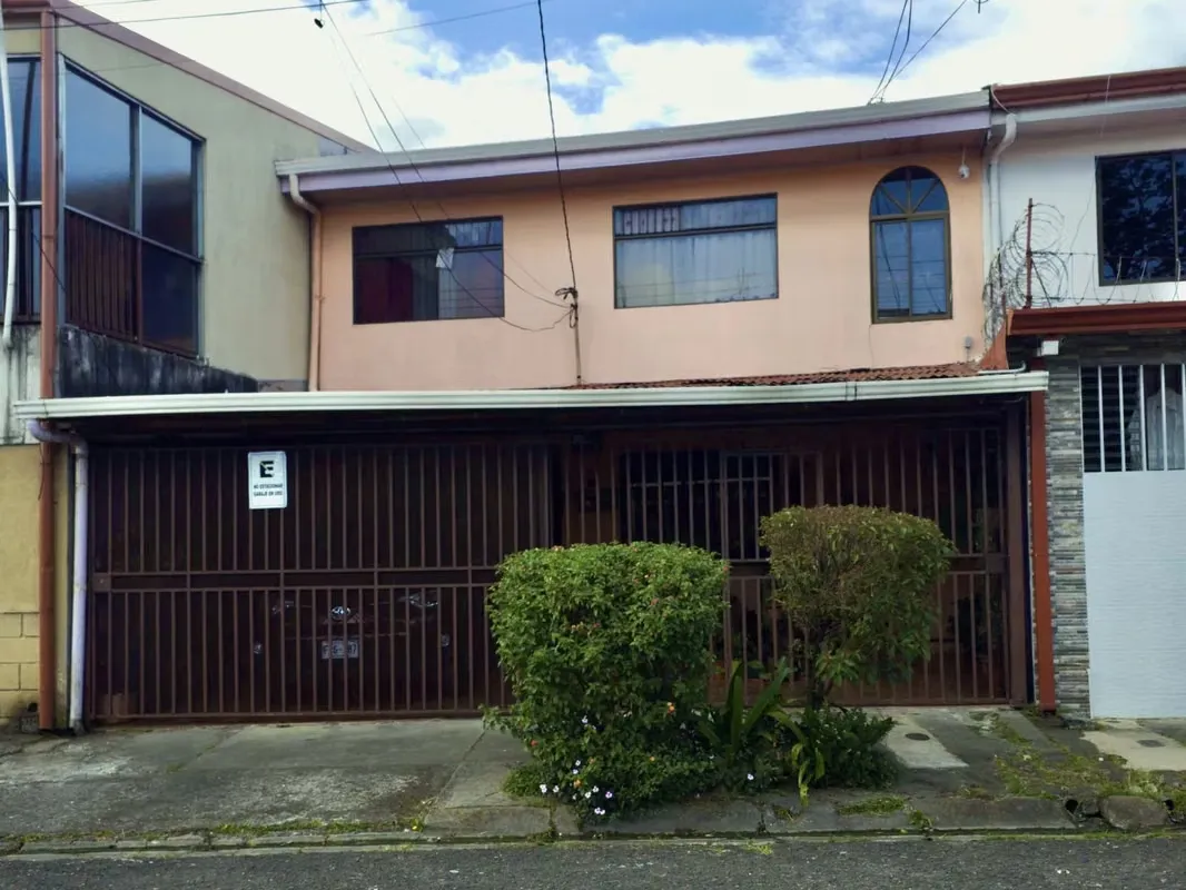 Venta de casa de dos plantas en Concepción de Tres Ríos. En primera planta cuenta con una cochera para dos vehiculos (uno grande y otro pequeño), una bodega, sala-comedor, cocina con ...