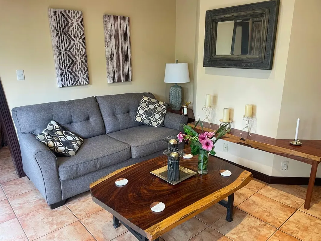 En el exclusivo residencial **Hacienda Paraíso, Río Oro de Santa Ana**, este apartamento completamente ...