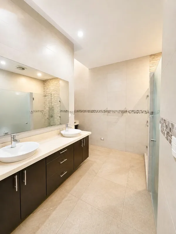 Elegante residencia de estilo contemporáneo, ubicada en uno de los residenciales de alta plusvalía de la zona, con excelente ubicación cerca del Aeropuerto Internacional Juan ..., photo 14