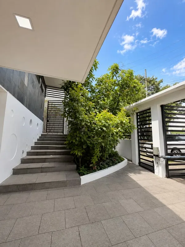 Elegante residencia de estilo contemporáneo, ubicada en uno de los residenciales de alta plusvalía de la zona, con excelente ubicación cerca del Aeropuerto Internacional Juan ..., photo 3