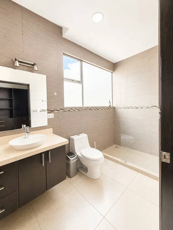 Elegante residencia de estilo contemporáneo, ubicada en uno de los residenciales de alta plusvalía de la zona, con excelente ubicación cerca del Aeropuerto Internacional Juan ..., photo 8