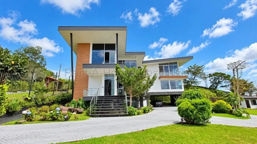 Se ofrece una de las propiedades más exclusivas de la zona alta de Heredia. Una casa de arquitectura contemporánea, construida con los más altos estándares de calidad y acabados de ...