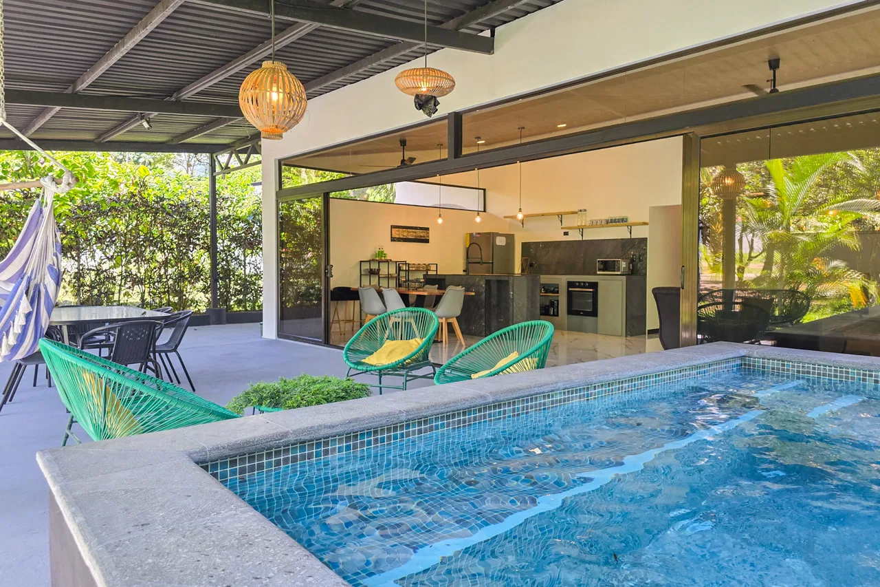 SE VENDE CASA AMUEBLADA CON PISCINA EN ZONA EXCLUSIVA DE UVITA