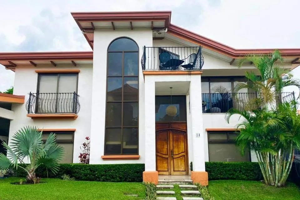 Descubra esta joya arquitectónica en una de las zonas más exclusivas de Costa Rica. Construida en un terreno de 606 m² y 450 m² de construcción, esta propiedad ofrece espacio, ...