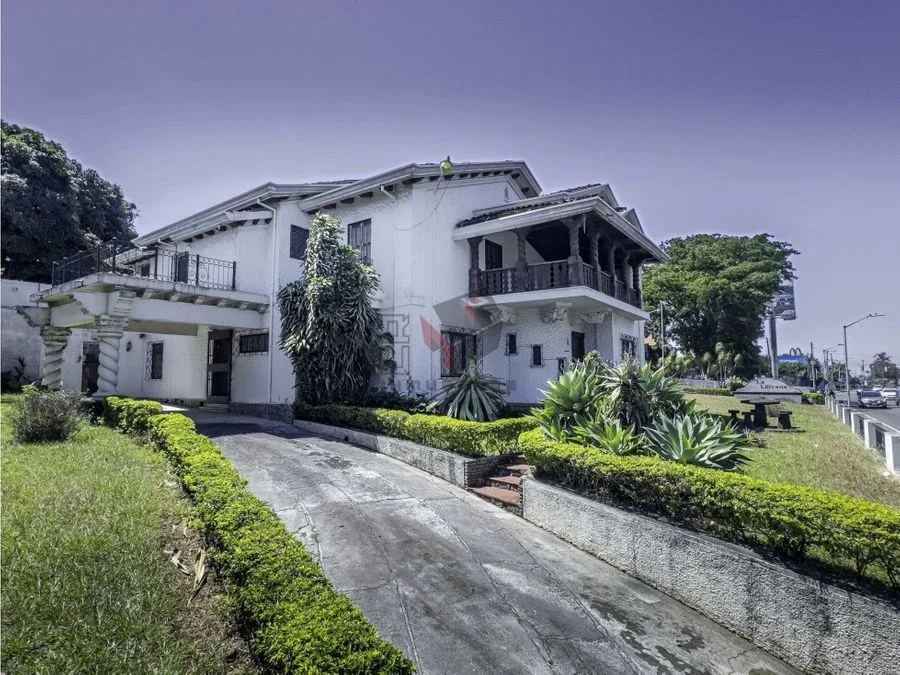Lote con casa de dos nivel en San Francisco (uso de suelo comercial)