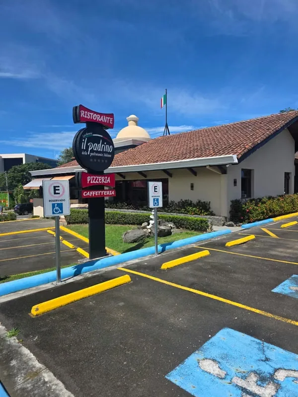 Se vende cadena de restaurantes italiano Il Padrino, 3 sucursales, equipo, menaje, nombre comercial, giro de negocio. Informaciones solo de forma presencial previa cita. Patentes de ...