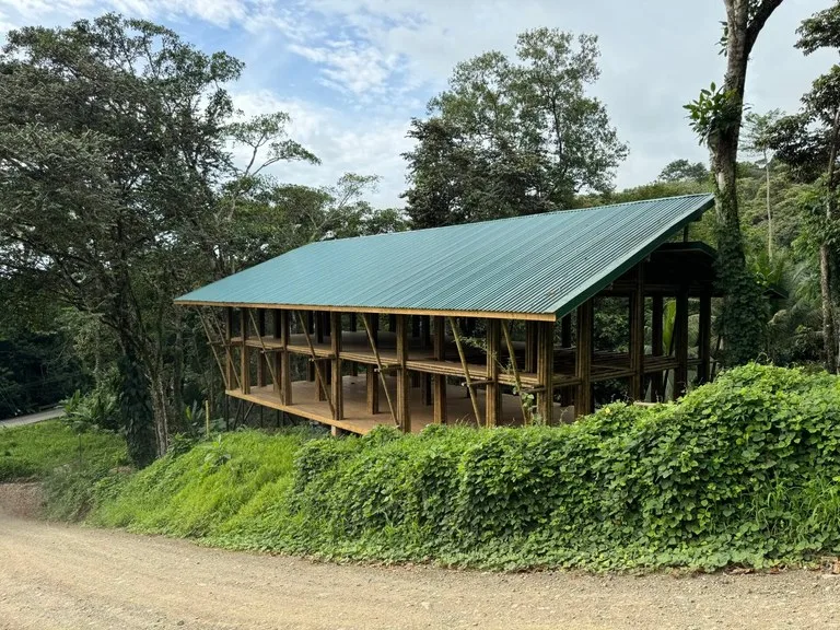 0.69 ACRES – Bamboo And Wooden Commercial Building On The Paved Coastal Highway Between Uvita And Ojochal!!!: Near the Coast, Riverfront, Mountain and Countryside Mixed Use Building For Sale in Uvita, photo 3
