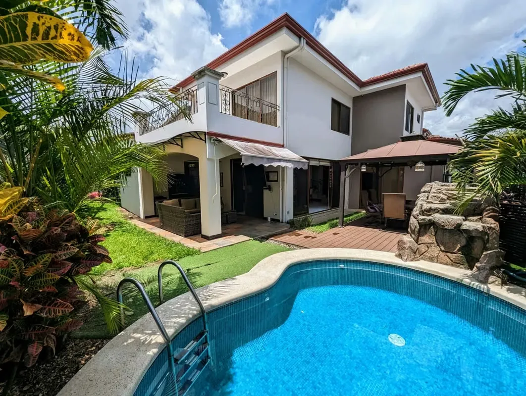 Equipped house in Francosta Condominium with pool 3 bedrooms office