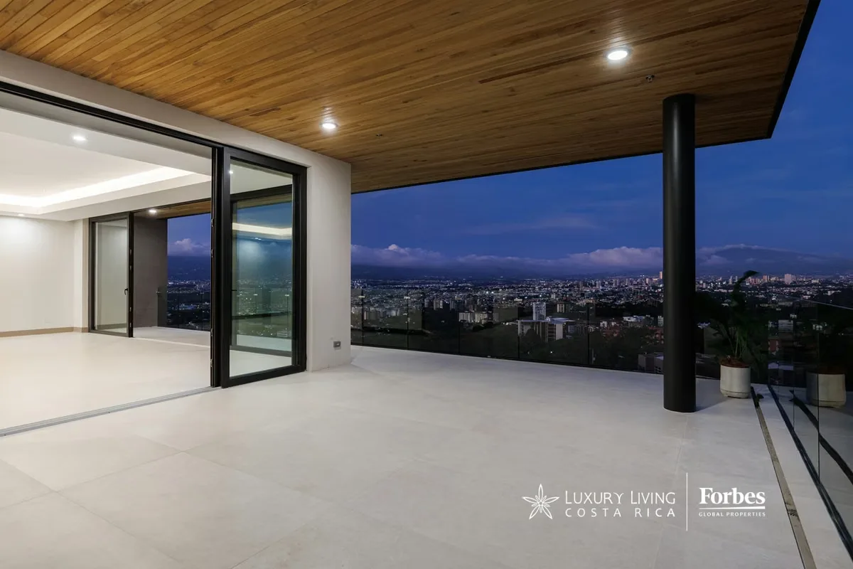 Three bedrooms, incredible view, a spacious terrace, and surrounded by nature
