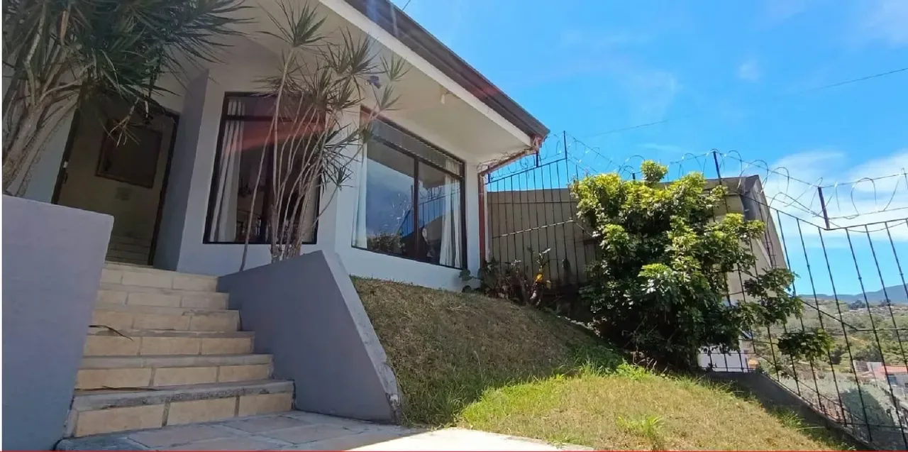 Ubicada en una de las zonas más cotizadas del Este, esta hermosa casa en Lomas de ...